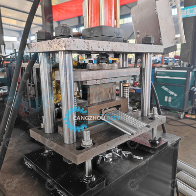 Stalowa grubość 0,8 mm Różnica Embossing Shutter Rolling Door Profile Roll Forming Machine