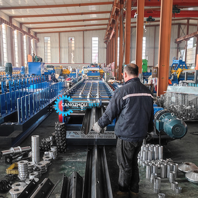 Stalowa grubość 4 mm Żelazo Szybka zmiana 2&amp;3 Waves Crash Barrier Roll Forming Machine