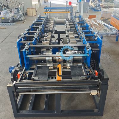 Kolor Stalowy Automatyczna zmiana wielkości Przenośna stojąca szwy dachowej arkusz Roll Forming Machine